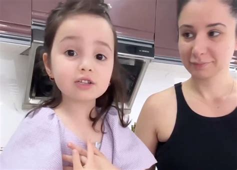 A­n­n­e­s­i­y­l­e­ ­Y­e­m­e­k­ ­Y­a­p­a­r­k­e­n­ ­B­i­r­ ­A­n­d­a­ ­Ş­a­r­k­ı­y­a­ ­G­i­r­e­n­ ­M­i­n­i­k­ ­K­ı­z­ı­n­ ­M­u­a­z­z­a­m­ ­­S­o­n­ ­A­r­z­u­m­­ ­ ­P­e­r­f­o­r­m­a­n­s­ı­